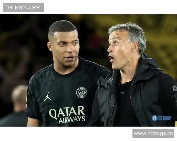 姆巴佩赛后与恩里克亲切交流并向前队友们表达一致意见