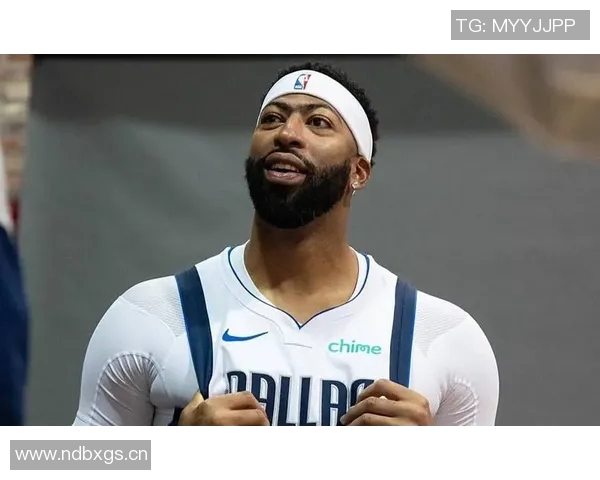 新赛季备战热潮来袭独行侠训练照展现浓眉冥想与弗拉格激情瞬间