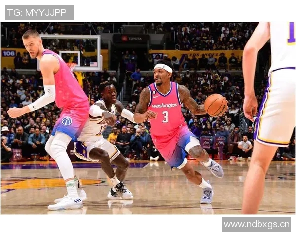 布克连得五分迅速拉开比分罚球线急停跳投与反击三分震撼篮网 布克连得五分迅速拉开比分罚球线急停跳投与反击三分震撼篮网