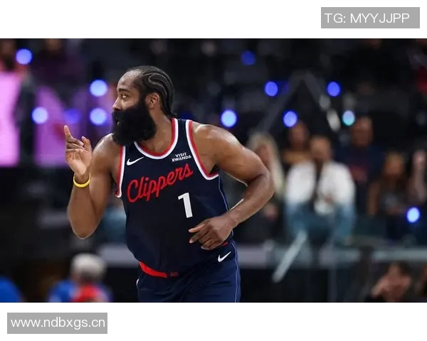 马克西热情寒暄哈登却被冷落哈登心不在焉左右游走显无奈 马克西热情寒暄哈登却被冷落哈登心不在焉左右游走显无奈