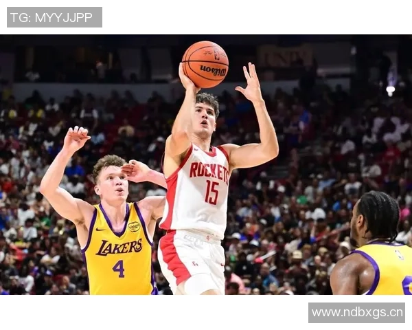 里德强调防守是球队核心特质训练中需不断磨练以赛场表现为目标 里德强调防守是球队核心特质训练中需不断磨练以赛场表现为目标