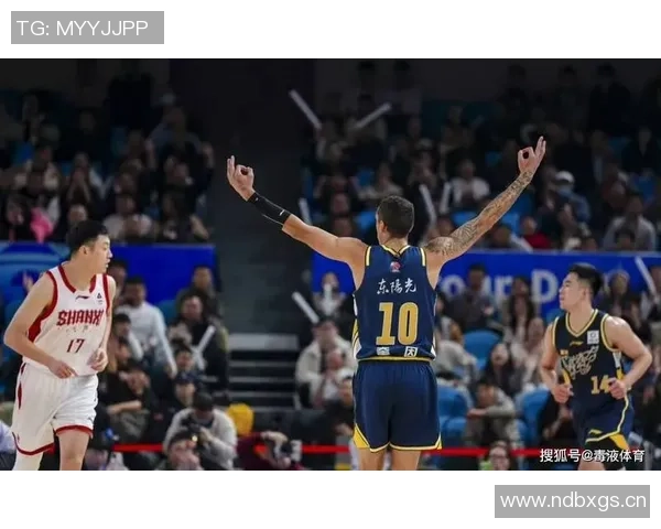 外援双子星联手发威引领球队逆转胜利全场观众欢呼不已