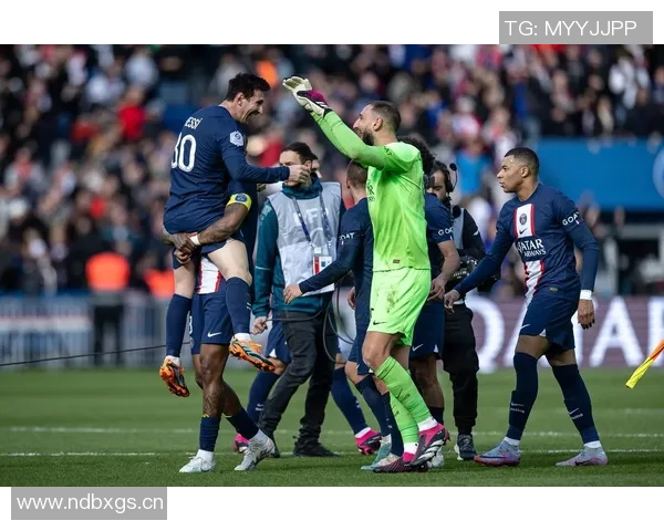 约罗身穿里尔球衣盛装出席里尔对阵巴黎比赛开球仪式